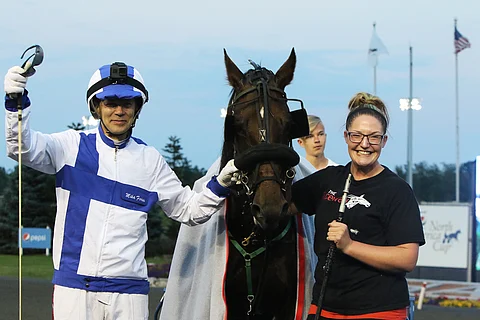 Mika Forss voitti MM-kiertueen toisena iltana Mohawkin ravien toisen kohteen peitsarilla nimeltä Dialamara. Kuva: Ilkka Nisula