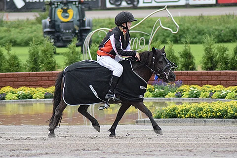 Saphira ja Viivi Mäki-Jaakkola juhlivat A-ponien SM-voittoa.