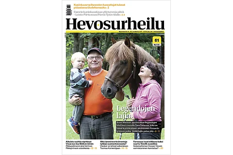 Anssi ja Leena Niininen pojanpoikansa Mikaelin ja Sata Salamaan kanssa. Kuva: Harri Lind.