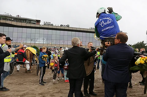Köppistä juhlittiin ravikuninkaana Vermossa 2017. Tänä vuonna ori esittäytyy samalla radalla pienemmälle kuninkuusraviyleisölle,.