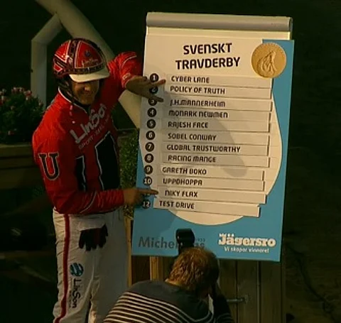 Johan Untersteinerilla oli ratavalintatilaisuudessa aihetta hymyyn. Kuva: ATG Live