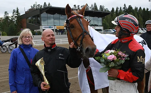 Saaga S katseli Matti Nisosta voittajaseremonioissa.