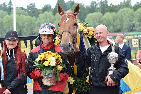 Milla ja Ilkka Pyysalo sekä tamman hovikuski Matti Nisonen pääsivät toissa vuonna Vermossa juhlimaan silmäteränsä kolmatta kuningatartitteliä.