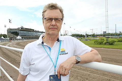 Vermon kilpailupäällikköä Timo Mahlamäkeä myhäilyttää, kun Finlandia-ajon status koetaan Solvallassa vähintäänkin Elitloppet-kutsun väärtiksi. Kuva: Jarno Unkuri.