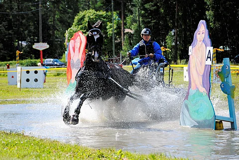 Tuoreet SM-voittajat maratonin vesiesteellä: Talvikki Järvinen ja Danser T
