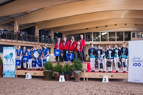 Joukkuekilpailun palkintojenjako.