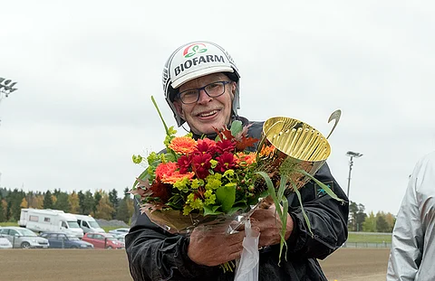 Larvan Hurmoksen valmentaja Jouni Miettinen palkintojen kanssa.