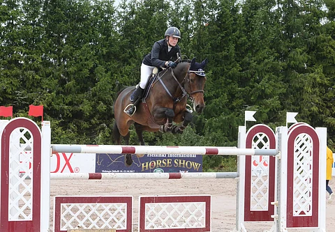 Susanna Granroth ja Anatevka hyppäämässä SM-voittoon vuonna 2017.