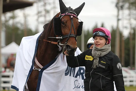 Fire Sprucen kiri oli muille liikaa Toto76-avauksessa. Hevosen vieressä Emma Paakkinen.