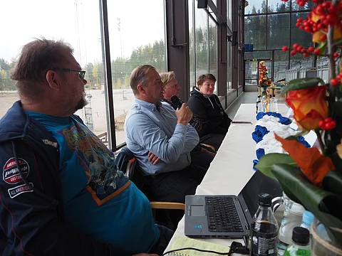 Harri Lind alusti, Jukka-Pekka Kauhanen, Tapio Perttunen ja Bella Varjonen jakoivat yleisölle asiantuntemustaan.