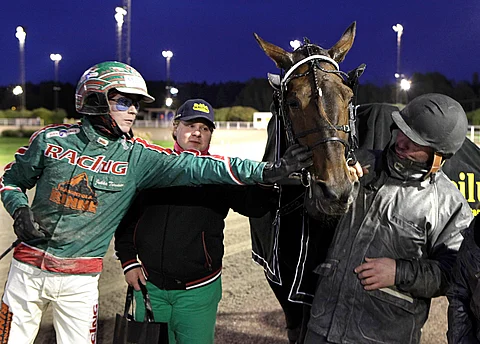 Grainfield Oliver Jukka Torvisen ja valmentaja Toni Siposen (oik.) kanssa voittajaseremonioissa.