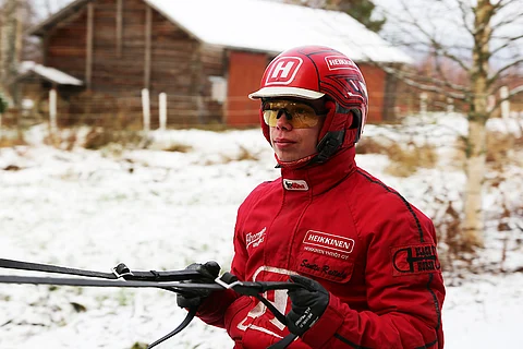 Santtu Raitalalla on Pihtiputaan tallissa tällä hetkellä viisi hevosta.