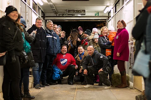 Mascate Match seisoi uteliaana ja rauhallisena, kun ihmisiä virtasi sisään ja ulos sen ympärillä.