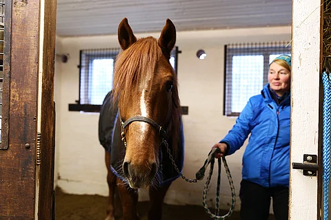 Herrasmies Boker ja Minna Luukkonen kotitallilla Puumalassa. Kuva: Hanna Laakso.