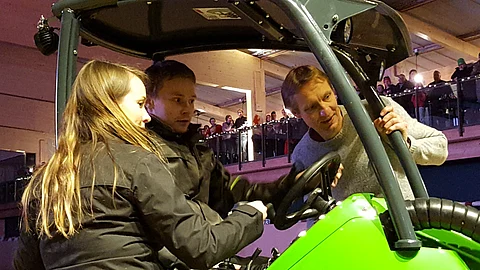 Avantin edustaja Ella Lahtinen, hevosalan ammattilainen Pyry Kivikoski ja Ratsastuskeskus Ainon Erkki Siltala tutustuvat käsikäyttöiseen Avantiin.