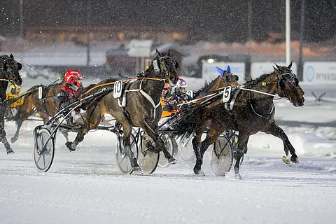 Santtu Raitala taiteili Mr Hot Shotin yllätysvoittoon ohi sisäpuolen Ranch Kellyn.