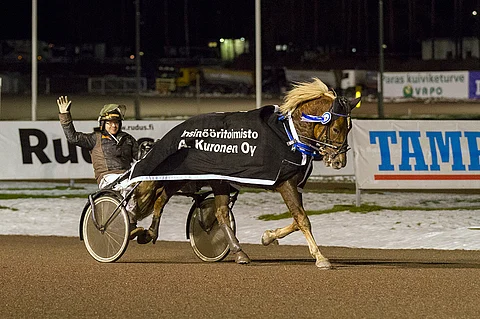 Ville Herttua tervehti yleisöä voittoisan kilpailun päätteeksi Tampereella.