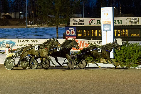 Olli Koivusen kuskaama Fine By Me kesti keulasta voittoon Toto76-avauksessa.