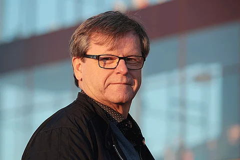 Suomen Hippoksen kilpailupäällikkö Tuomo Pekonen tekee selvitystyötä kesäkuun lisäravipäivien eteen. Kuva: Jarno Unkuri.