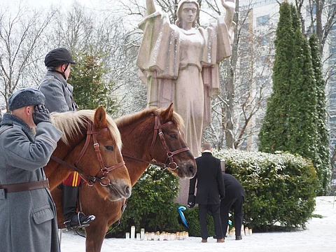 Täyssisarukset Elvariia ja Elvarita (Elvari-M.A. Kihu) todistivat seppeleenlaskua Ristinkirkon sankarihaudoille Lahdessa. Ne olivat aiemmin päivällä vastaavassa tilaisuudessa Orimattilassa.