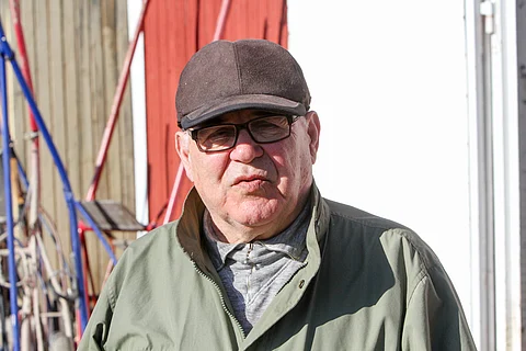 ”Talossa saatettiin sanoa, ettei täältä myydä mustalaisille. Luulivat, että meillä eläimiä pidetään huonosti. Minulla on aina ollut ajatus, että mitä paremmin pidät elukan, passaat ja laittelet, niin saat siitä niiltä kiitoksen. Ei eläintä ikinä hoida liian hyvin”, Valte Salojensaari sanoi Hevosurheilun haastattelussa keväällä 2014. Kuva: Harri Lind