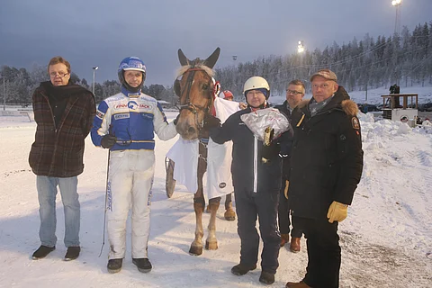 Naputuksesta ja taustajoukoista napattiin voittajakuva lähdön jälkeen, kuten viimeksi Vermossakin tehtiin.