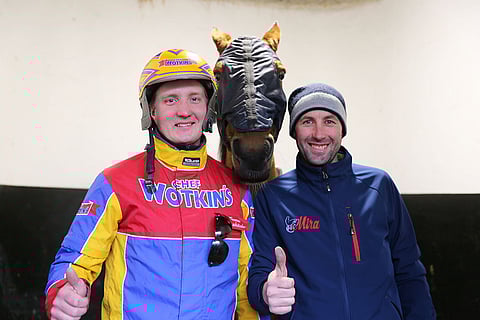 Teemu Keskitalon ohjastaa Prix de Saint-Claudessa yhdeksänvuotiasta Quincy Frontlinea (Rotation). Mukana peukuttamassa Vitale Ciotola hevosen taustajoukoista.