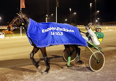 Erkki-Pekka Mäkinen sai tuulettaa suojattinsa Rosi's Rodrigon voittoa Vermossa.