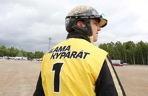 Arna Ruohomäki aikoo näyttää muille kokelaille Salamakypärissä, kuka on ykkönen. Kuva: Jarno Unkuri