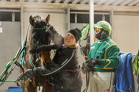 Fast Time valmistautumassa hoitajansa Ilona Mäkisen ja Erkki-Pekka Mäkisen huomassa.