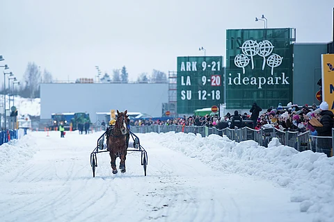 Tosi-Jänkä, ohjaksissaan Kari Venäläinen, irrotteli ensimmäisten Lumiravien voittajaksi.