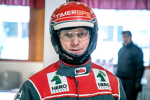 Mauri Jaara juhlii kotiradallaan Oulun Äimärautiolla.