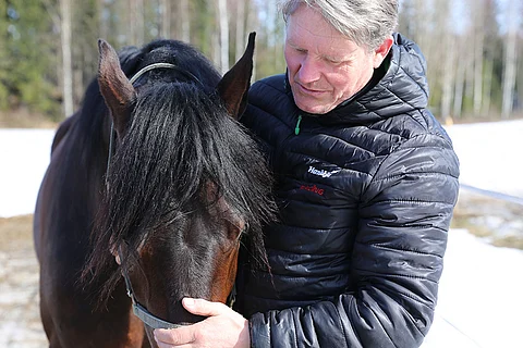 Graceful Swamp on vasta kolmevuotias, mutta hevosen erikoisen fiksu luonne saa sen vaikuttamaan kuin vanhalta sielulta, kuten taustajoukot ilmaisevat. Erkki-Pekka Mäkinen uskoo, että käsissä on paras varsa, joka hänellä on koskaan ollut.