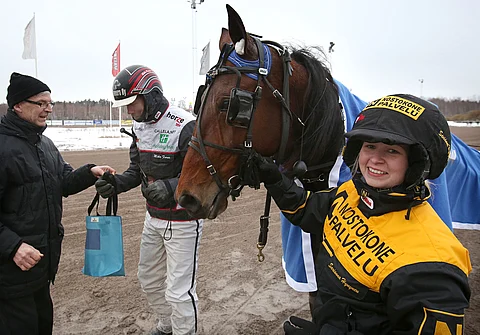 Callela Ladyboss Mika Forssin ja hoitaja Sarianne Hynysen kanssa voittajaseremonioissa.