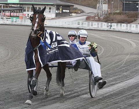 Kim Eriksson sai pikakomennuksen Zenit Brickin rattaille selkävaivaisen Örjan KIhlströmin tilalle. Tuloksena kultadivisioonan voitto. Kuva Harri Lind,