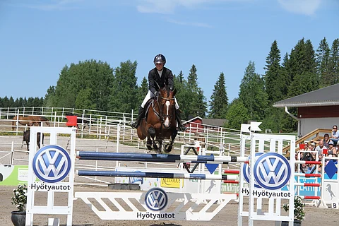 Jalat kasaan ja okserin yli, sanoo Leopoldo.