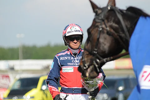 Heikki Hietanen ylsi kovaan temppuun Sentterin rattailla Härmässä.