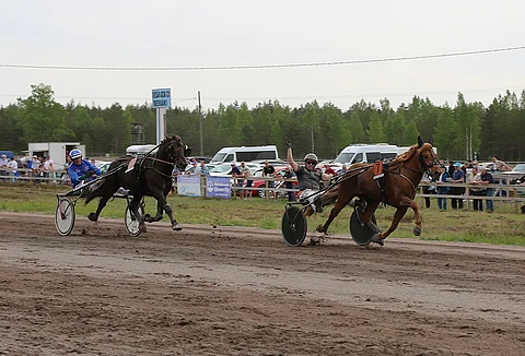 Peter Lindroos tuuletti Kokemäen yleisölle Vilperi-ajon voittoa. Hallitseva ravikuningas Köppinen ja Kari Rosimo kirivät toiseksi.
