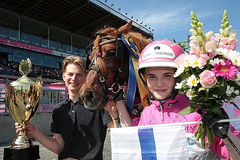 Mats Havulehto, Pomona II ja Elina Miettunen pitivät Suomen värejä esillä heti lauantain aluksi.