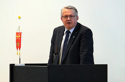 Juha Rehula on yllätysnimi Hippoksen hallituksen puheenjohtajaehdokkaiden joukossa. Hän on työskennellyt mm. perhe- ja peruspalveluministerinä ja sosiaali- ja terveysministerinä. Kuva: Ville Hakala