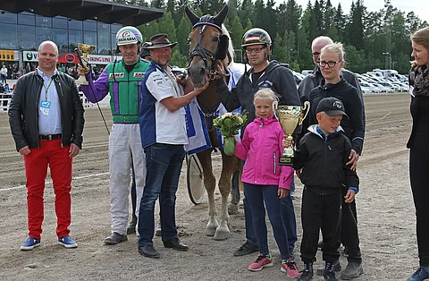 Ei järin harvinainen näky voittajakehässä, sponsorien edustajat, Risto Tupamäki, Costello ja Herttuan raviperhe. Kuva: Annika Nisonen.