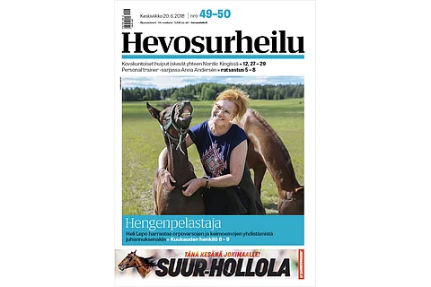 Heli Lepo välittää orpovarsoja keinoemoilleen. Kuvassa Lepon rapsutuksesta nautiskeleva Wannabe H ei kuitenkaan ole orpo, sillä ja sen emällä on sujunut kaikki hyvin.