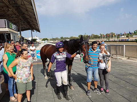 Karoliina Sinkkilä, Leonas Kaiser ja taustavoimat voittajaseremonioissa.