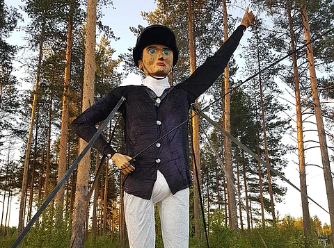 Bruno von Ratsumies tervehtii autoilijoita.