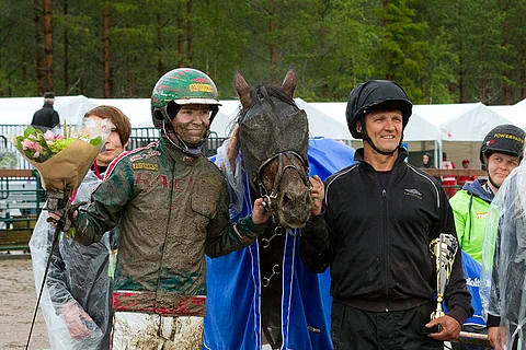 Honorary Consulia ohjasti Jukka Torvinen. Hevosta valmentaa kuopiolainen Pekka J Korhonen, joka kertoi, että hän oli lähellä jättää koko Härmän reissun välistä. "Kaksi vuotta sitten autolähdössä täällä se laukkasi. Onneksi lähdettiin nyt", valmentaja sanoi.