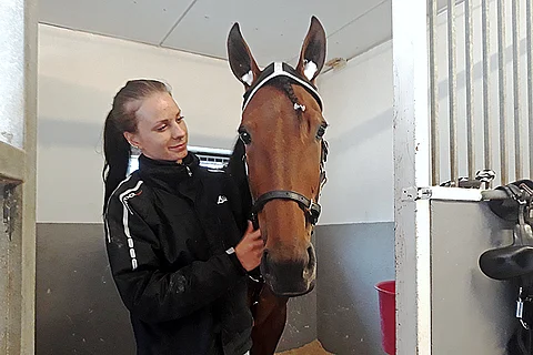 Aira Cloc hoitajansa Liisa Rouhiaisen huomassa vierastallissa.