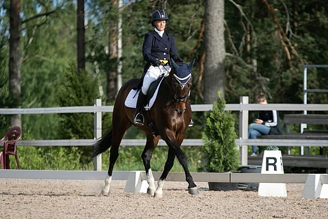 Tuija Rosenqvist ja Narvik koulukokeessa.