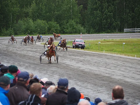 Wilman Piika väisteli loppusuoralla lanaa vetänyttä autoa. Kuva: Stiina Ikonen