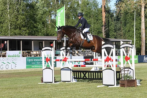 Tuija Rosenqvist ja Narvik, joka osoitti erikoishyvää asennetta sarjaesteellä, jonne lähestyminen ei onnistunut parhaalla tavalla.