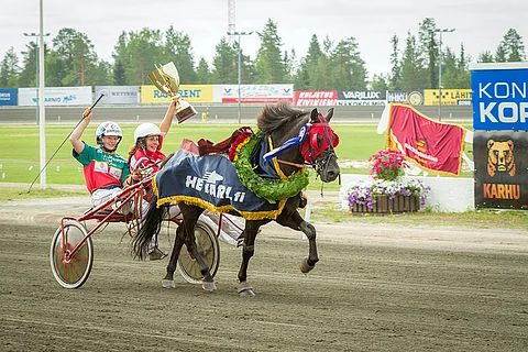 Eveliina Hietanen ja Mira Kaappola tuulettavat SM-voittoa Ernst Rivaldon rattailla.
